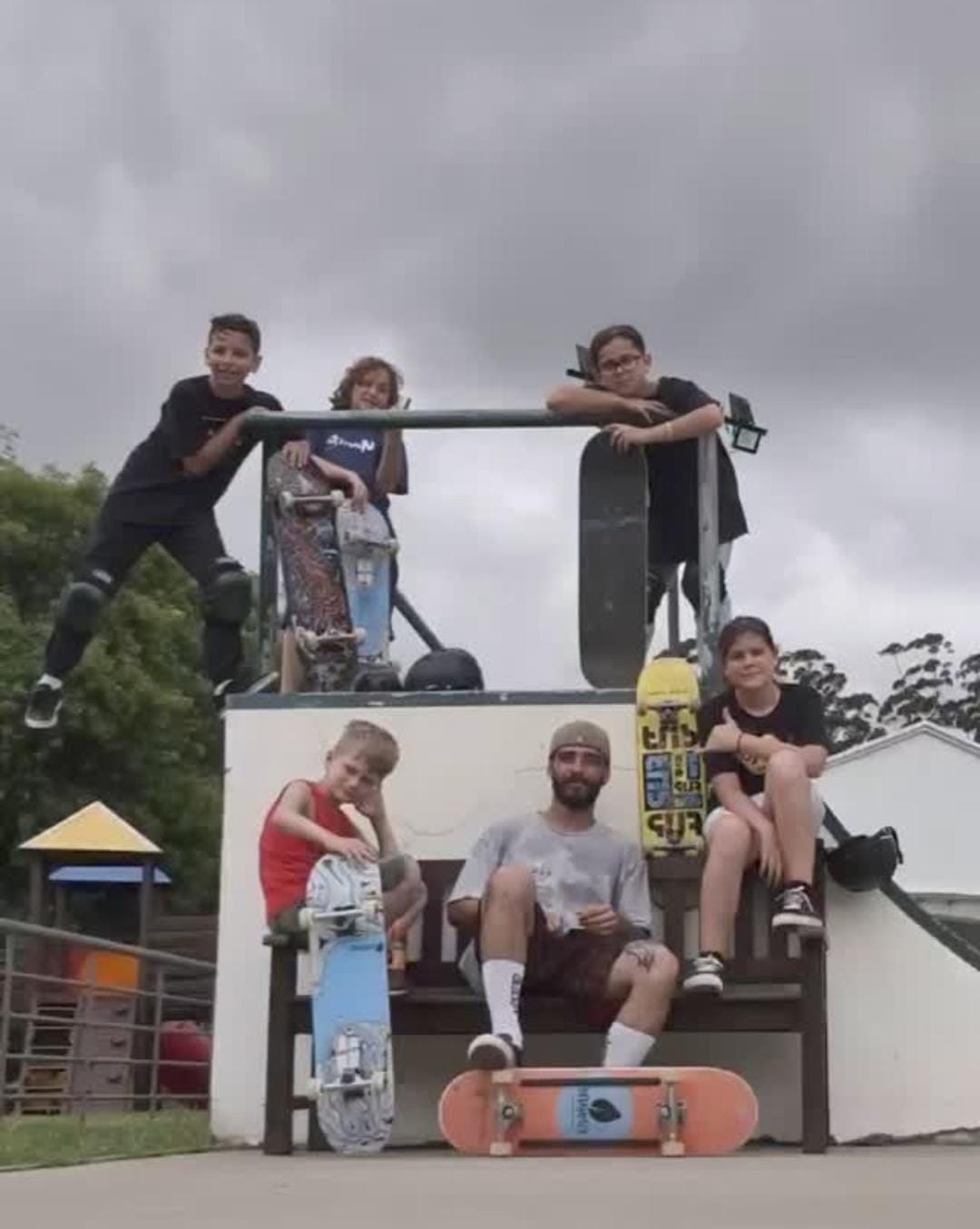 Du Moraes com aluno na pista de skate