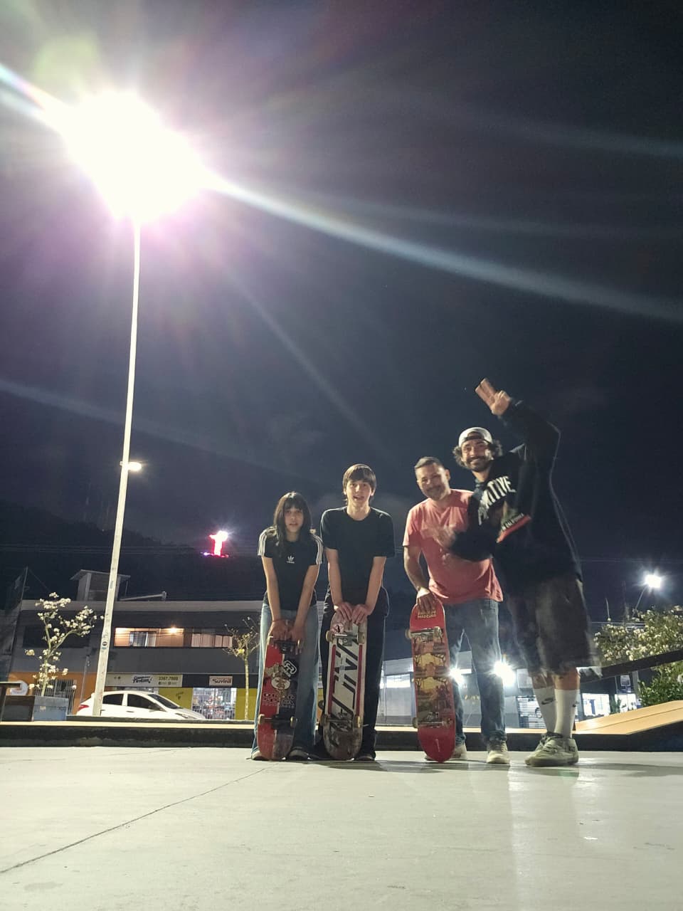 Du Moraes com alunos e amigos no skatepark à noite